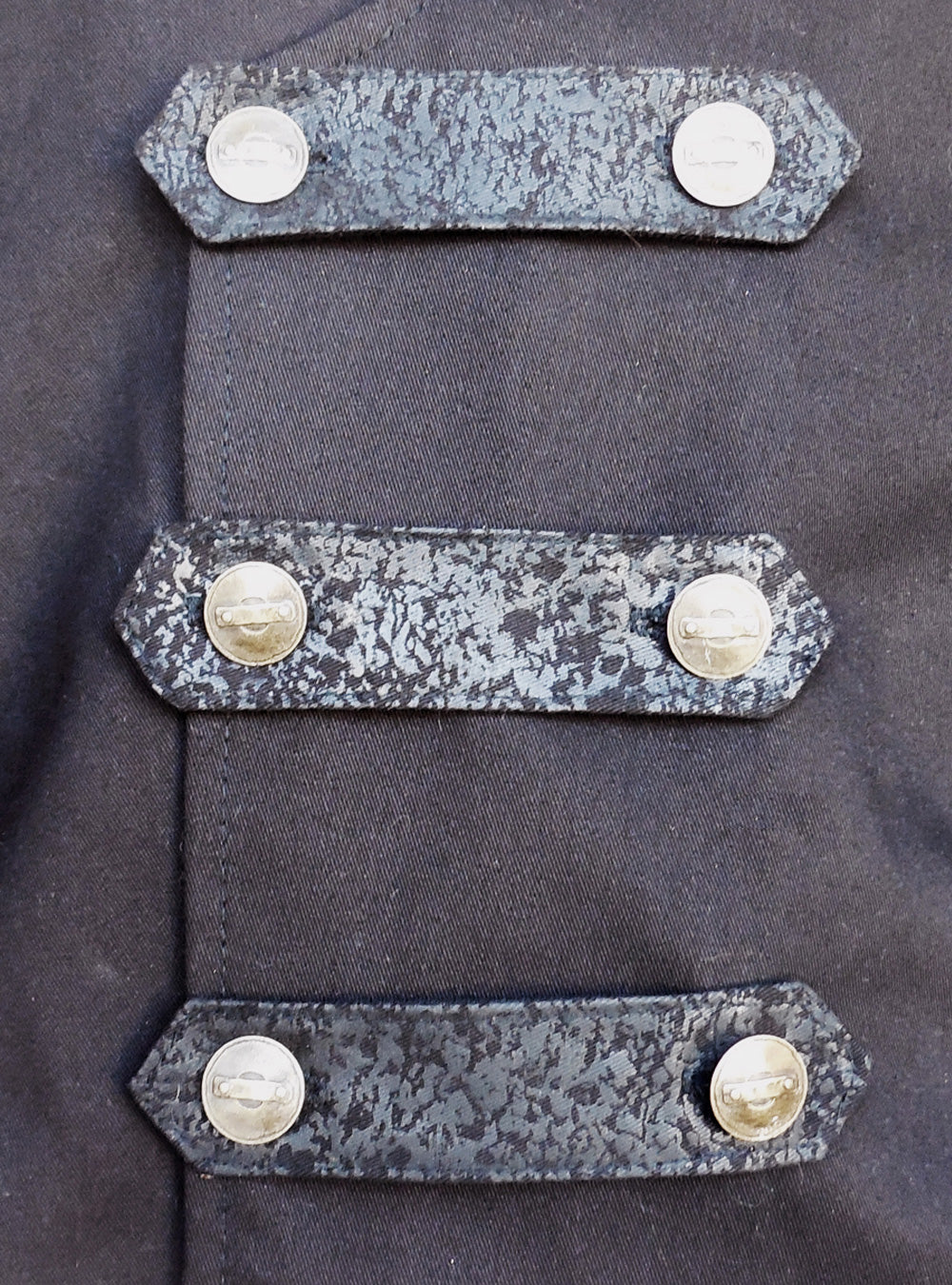 buckles-buttons-steampunk-gothic-vest-men-detail-close | HybridPunkBerlin