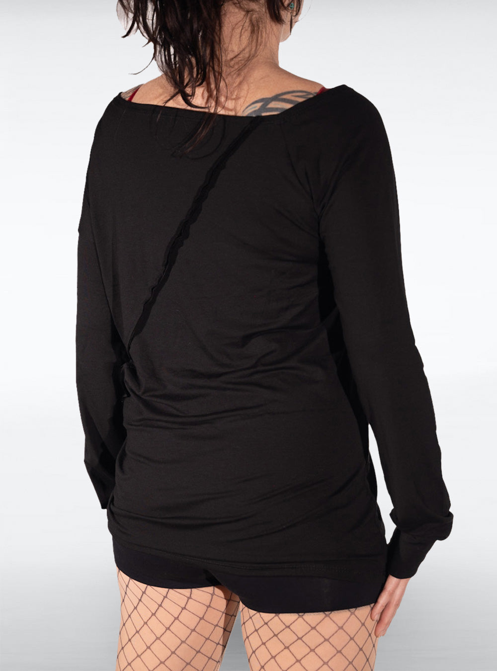 cutout-longsleve-wide-black-girls-back | HybridPunkBerlin