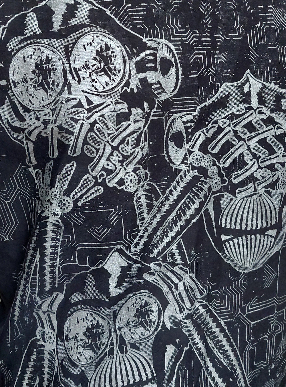 cyber-apes-silver-on-black-shirt-women-detail | HybridPunkBerlin