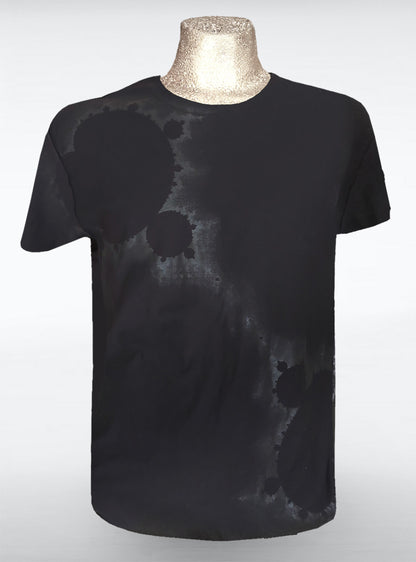 fractal-shirt-men-black-on-black-nerd-tech | HybridPunkBerlin