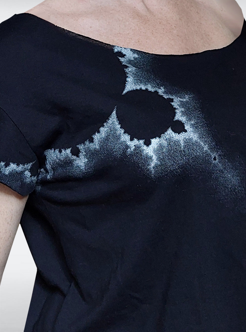 fractal-shirt-women-wide-black-detail | HybridPunkBerlin
