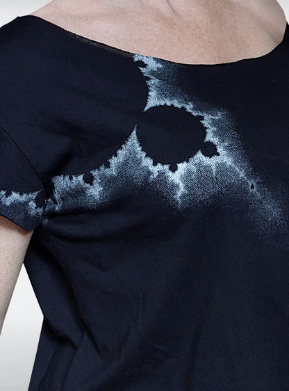 fractal-shirt-women-wide-black-detail | HybridPunkBerlin