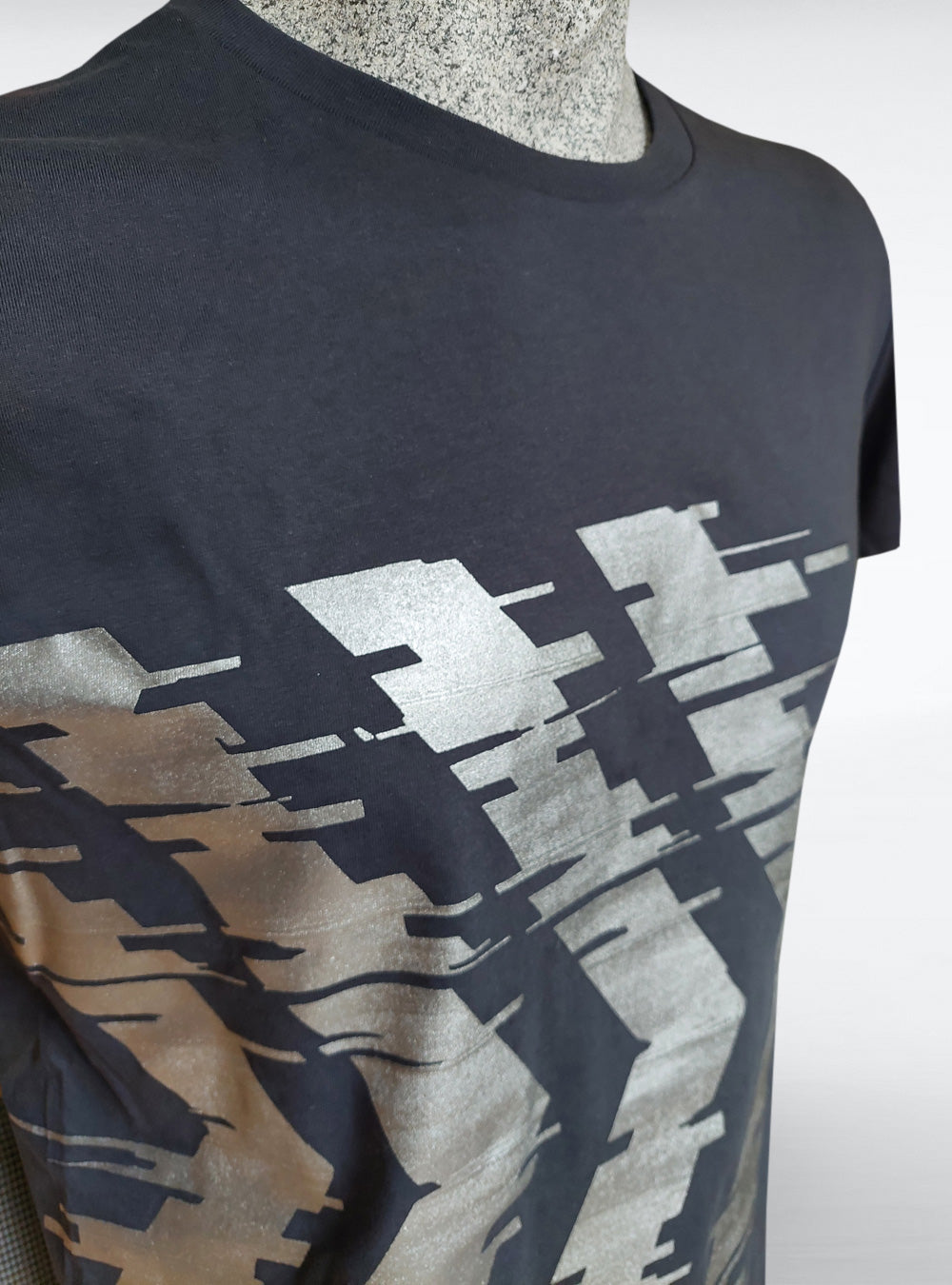 glitch-shirt-men-cyberpunk-anthracite-detail | HybridPunkBerlin