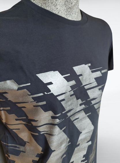 glitch-shirt-men-cyberpunk-anthracite-detail | HybridPunkBerlin