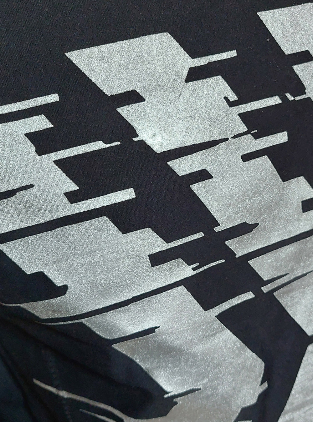 glitch-shirt-women-cyberpunk-silver-black-detail | HybridPunkBerlin
