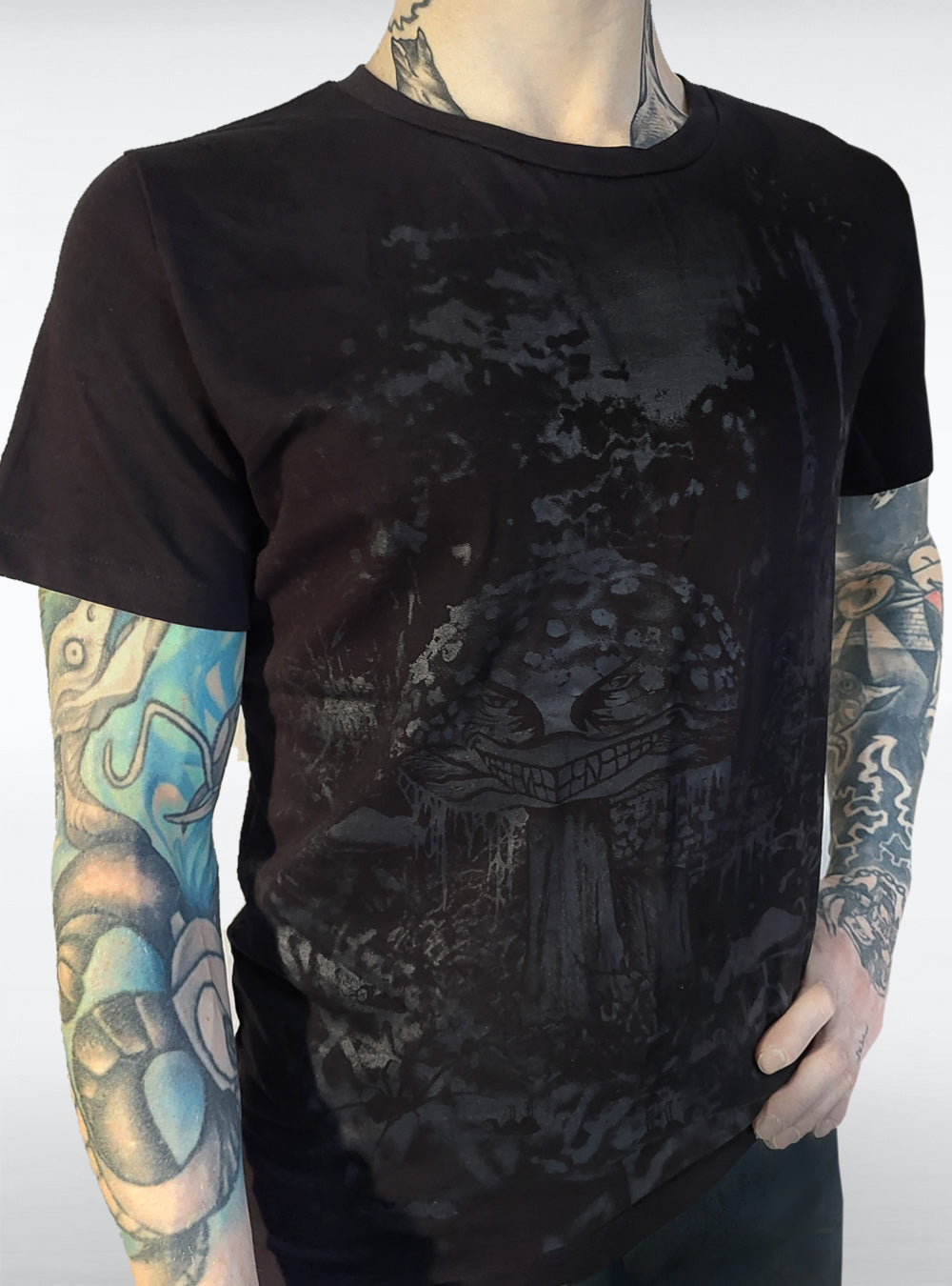 poison-shroom-t-shirt-black-on-black-print-gothic | HybridPunkBerlin