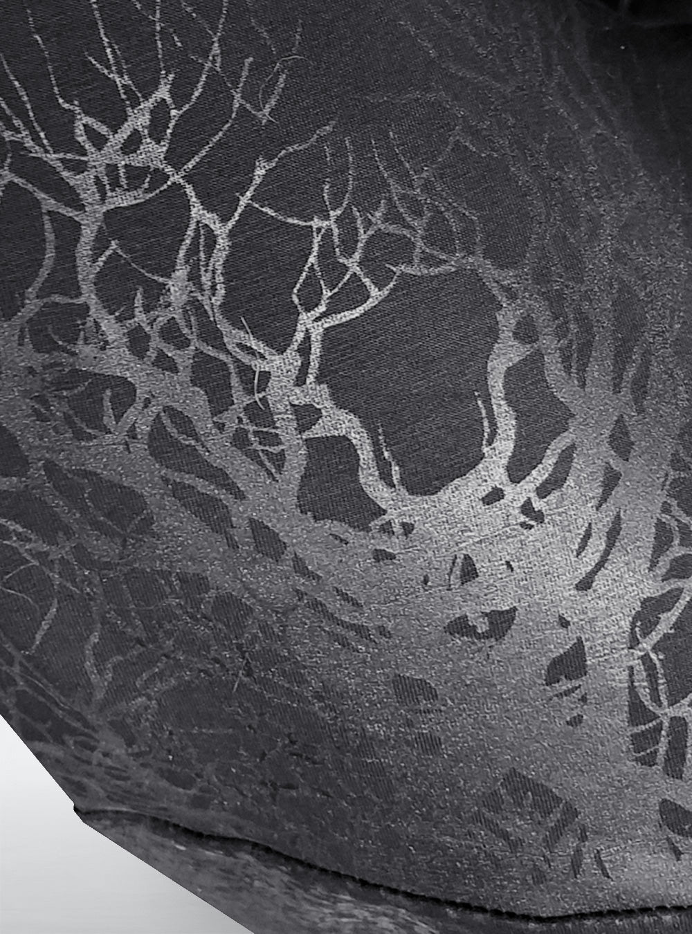 roots-print-leggings-gothic-black-shiny-close-detail-leg | HybridPunkBerlin